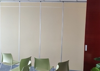 Un mur suspendu en aluminium, une cloison en bois pour la salle.